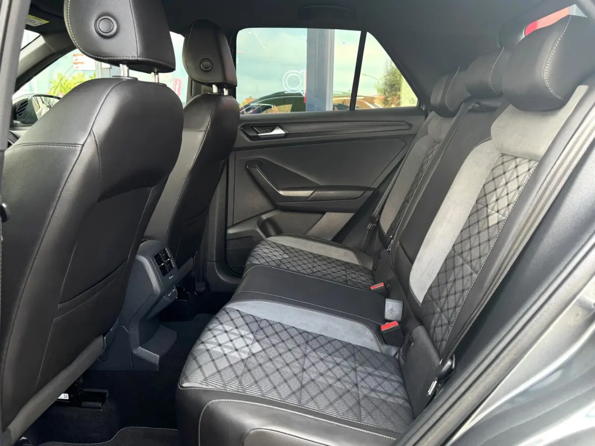 3 x R-Line DSG-7 | IQ-Lights | Camera | Parksens | Carplay | Keyless | 1.5 TSI R-Line