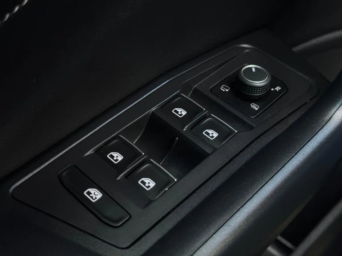 3 x R-Line DSG-7 | IQ-Lights | Camera | Parksens | Carplay | Keyless | 1.5 TSI R-Line