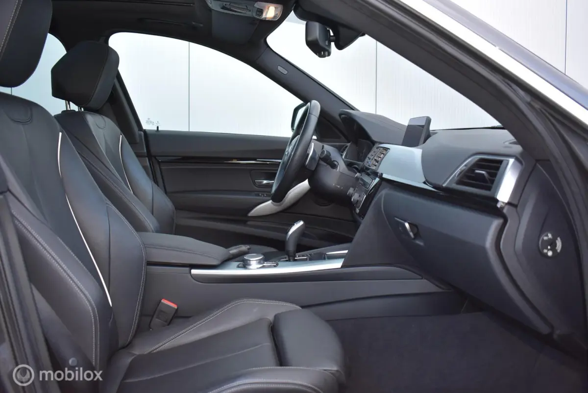 320i High Executive