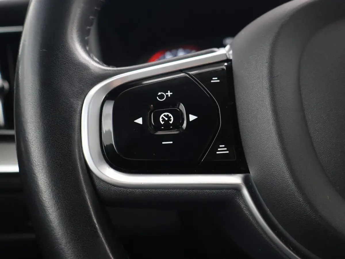 2.0 T5 AWD 254 PK AUT. INSCRIPTION + HEAD-UP | ELEK. TREKHAAK | ADAPTIVE CRUISE | CARPLAY | CAMERA