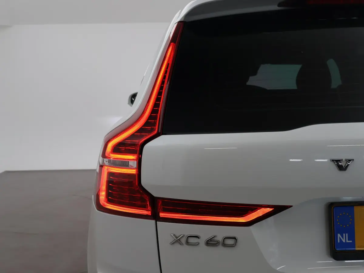 2.0 T5 AWD 254 PK AUT. INSCRIPTION + HEAD-UP | ELEK. TREKHAAK | ADAPTIVE CRUISE | CARPLAY | CAMERA