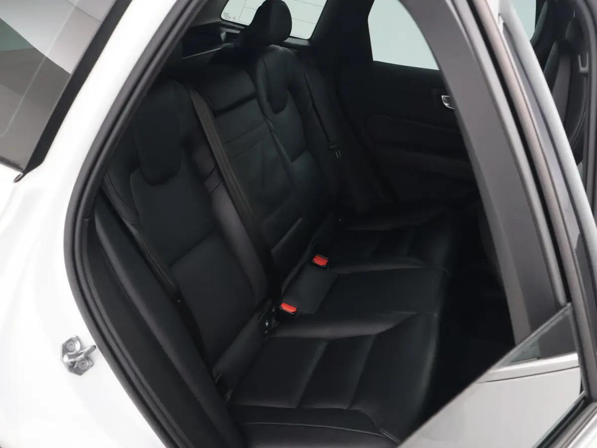 2.0 T5 AWD 254 PK AUT. INSCRIPTION + HEAD-UP | ELEK. TREKHAAK | ADAPTIVE CRUISE | CARPLAY | CAMERA