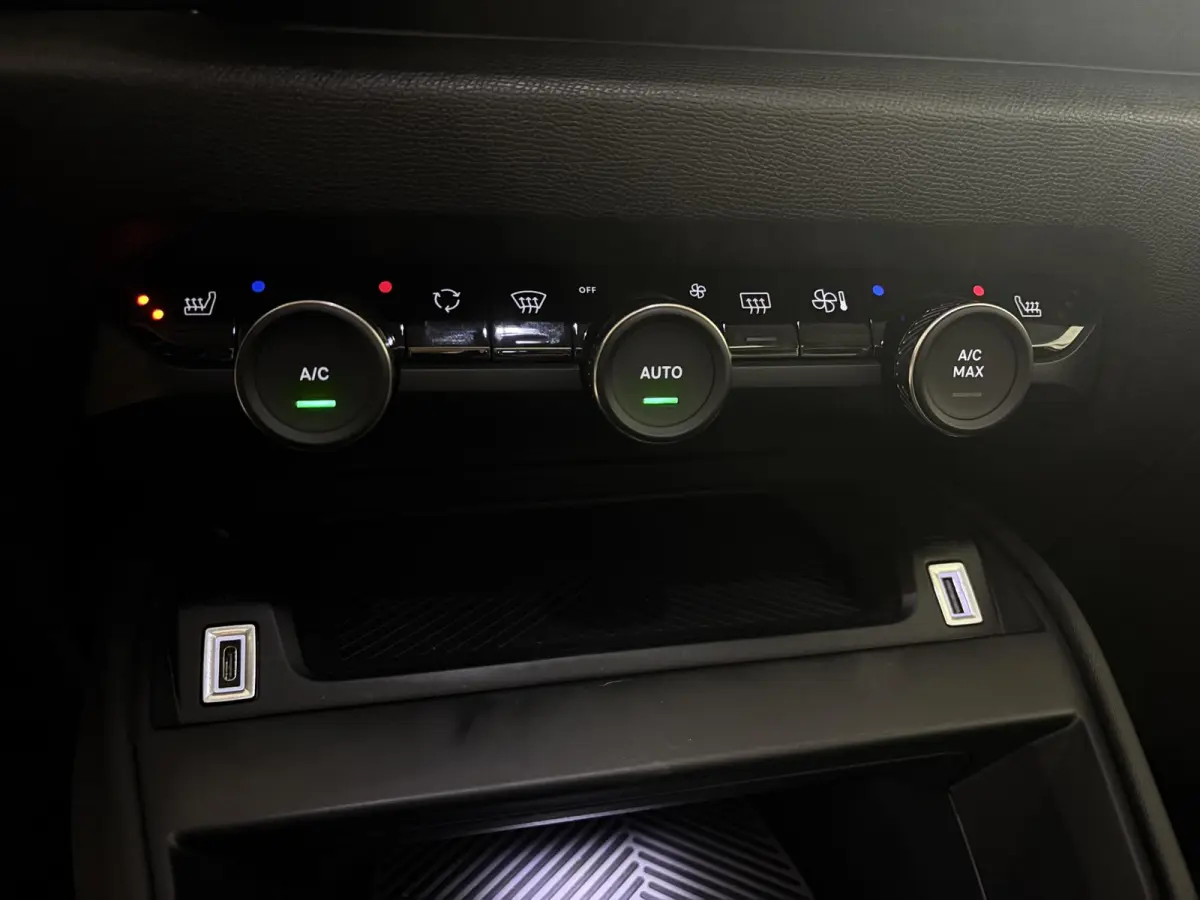 1.2 Puretech Feel Pack | Panorama dak | Cruise Control | Camera achter | Head- Up Disdplay | Apple Carplay-Android Auto