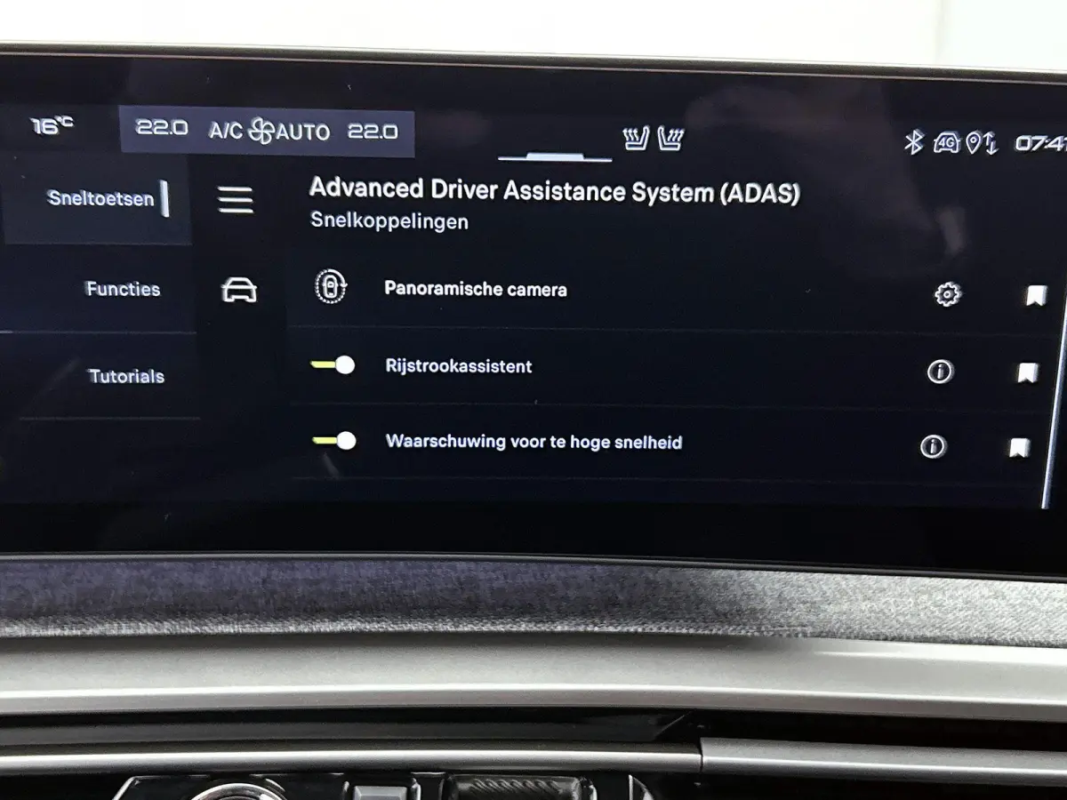 Allure Avantage 210pk 73 kWh Automaat | Navigatie | Accu 99% | Adaptieve Cruise Control | Stoelverwarming | Dodehoek Bewaking | Apple Carplay/Android Auto |