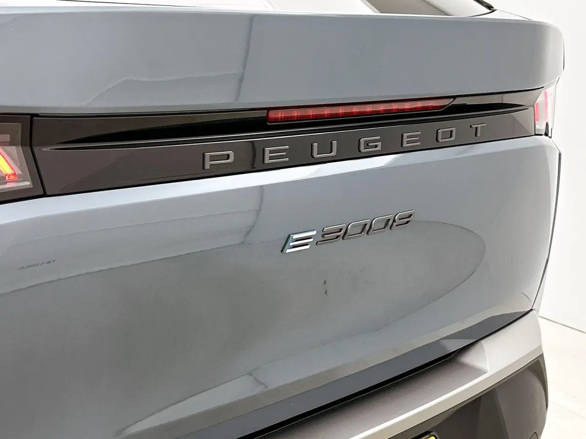 Allure Avantage 210pk 73 kWh Automaat | Navigatie | Accu 99% | Adaptieve Cruise Control | Stoelverwarming | Dodehoek Bewaking | Apple Carplay/Android Auto |