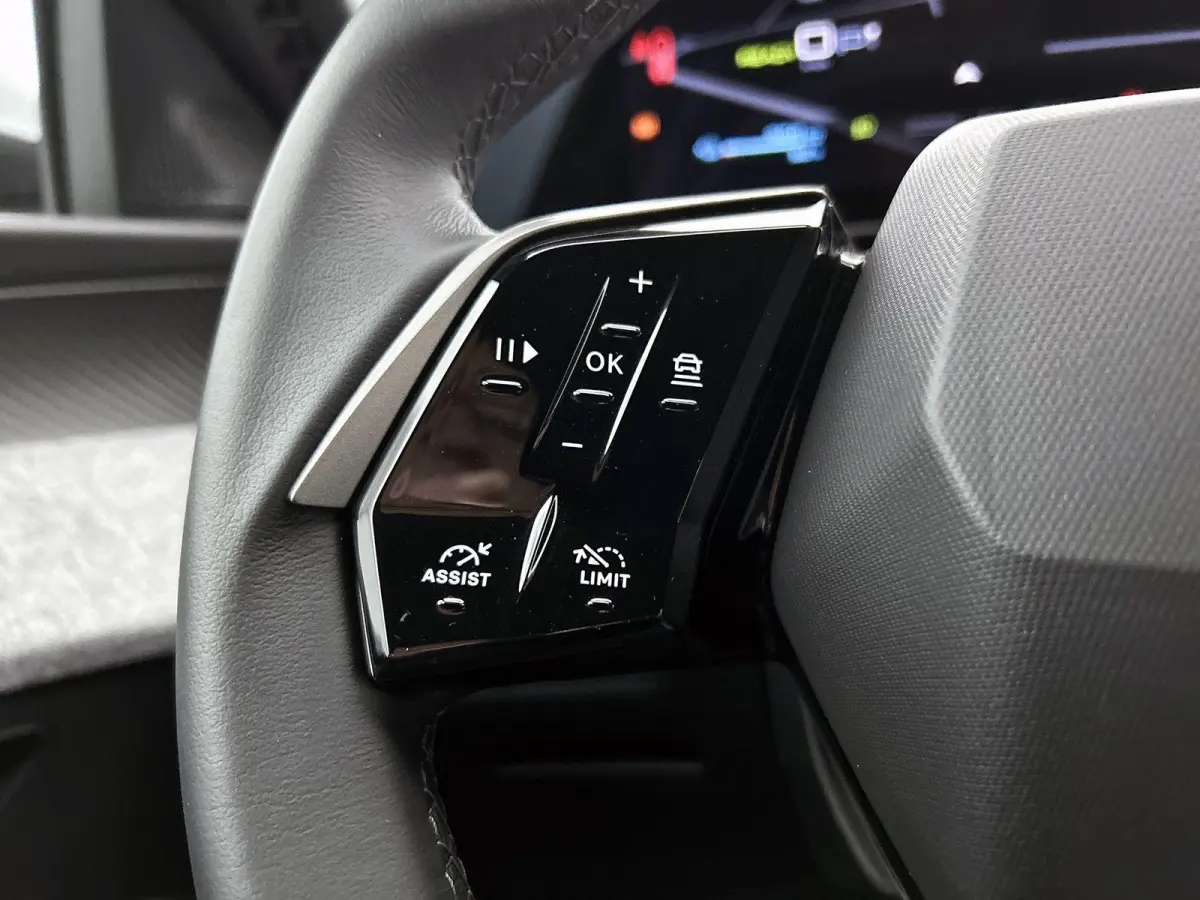 Allure Avantage 210pk 73 kWh Automaat | Navigatie | Accu 99% | Adaptieve Cruise Control | Stoelverwarming | Dodehoek Bewaking | Apple Carplay/Android Auto |