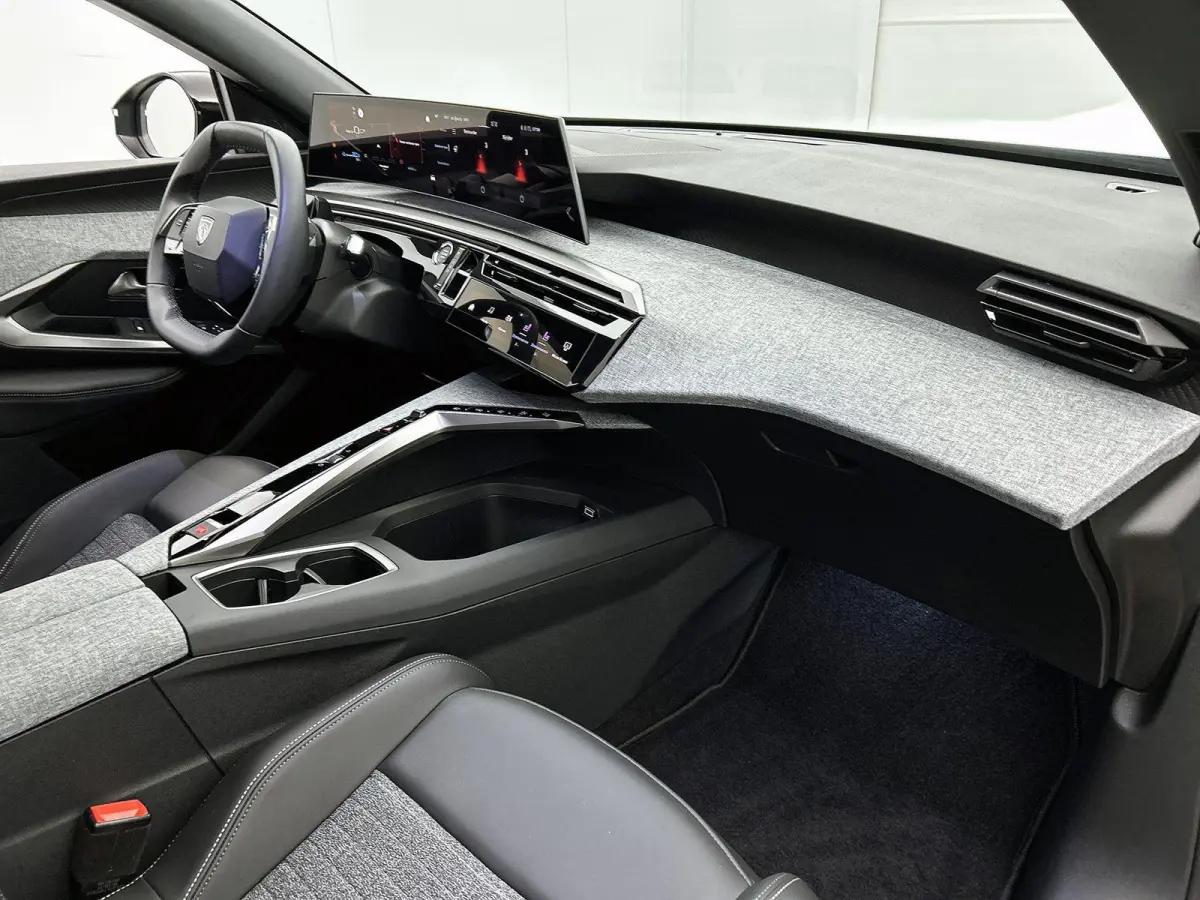 Allure Avantage 210pk 73 kWh Automaat | Navigatie | Accu 99% | Adaptieve Cruise Control | Stoelverwarming | Dodehoek Bewaking | Apple Carplay/Android Auto |