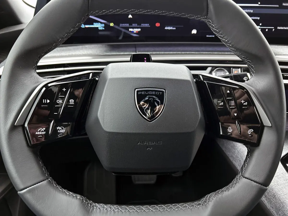 Allure Avantage 210pk 73 kWh Automaat | Navigatie | Accu 99% | Adaptieve Cruise Control | Stoelverwarming | Dodehoek Bewaking | Apple Carplay/Android Auto |