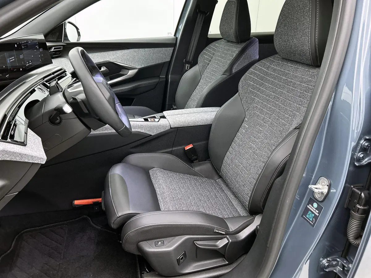 Allure Avantage 210pk 73 kWh Automaat | Navigatie | Accu 99% | Adaptieve Cruise Control | Stoelverwarming | Dodehoek Bewaking | Apple Carplay/Android Auto |