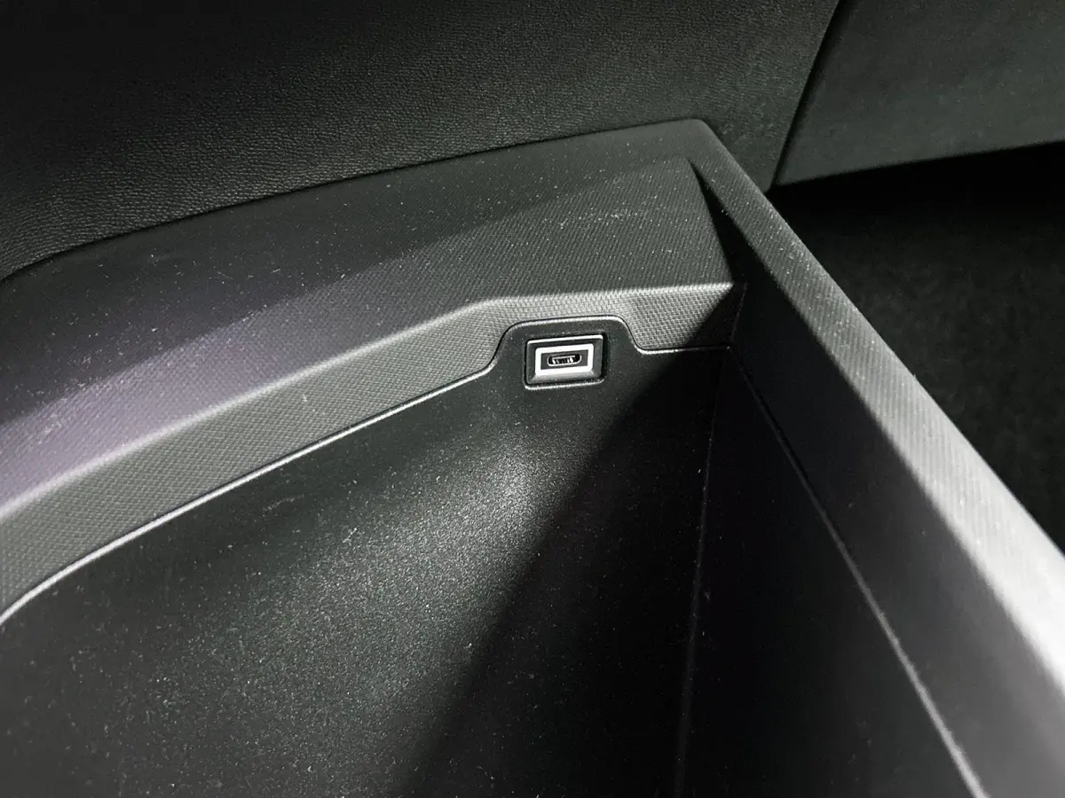 Allure Avantage 210pk 73 kWh Automaat | Navigatie | Accu 99% | Adaptieve Cruise Control | Stoelverwarming | Dodehoek Bewaking | Apple Carplay/Android Auto |