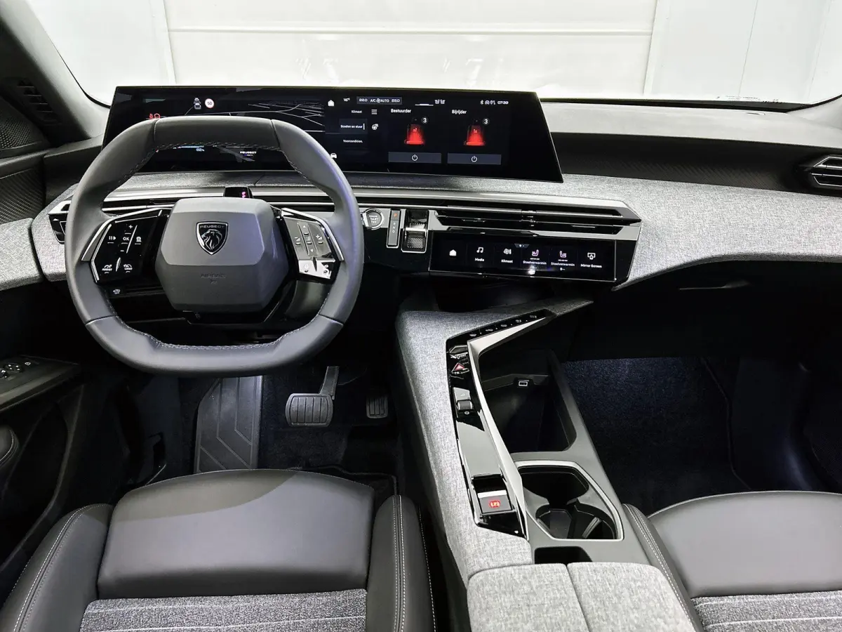 Allure Avantage 210pk 73 kWh Automaat | Navigatie | Accu 99% | Adaptieve Cruise Control | Stoelverwarming | Dodehoek Bewaking | Apple Carplay/Android Auto |