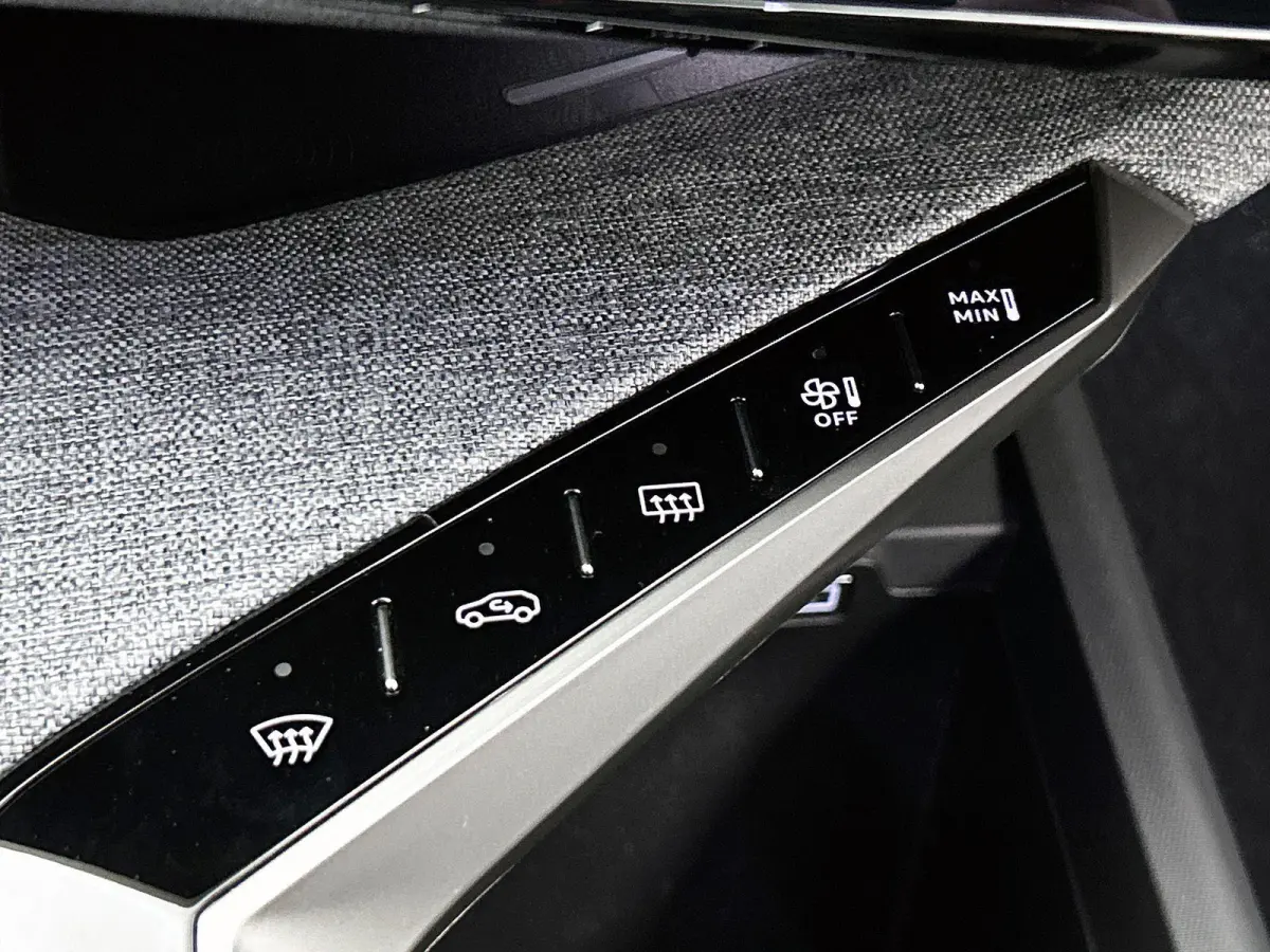 Allure Avantage 210pk 73 kWh Automaat | Navigatie | Accu 99% | Adaptieve Cruise Control | Stoelverwarming | Dodehoek Bewaking | Apple Carplay/Android Auto |