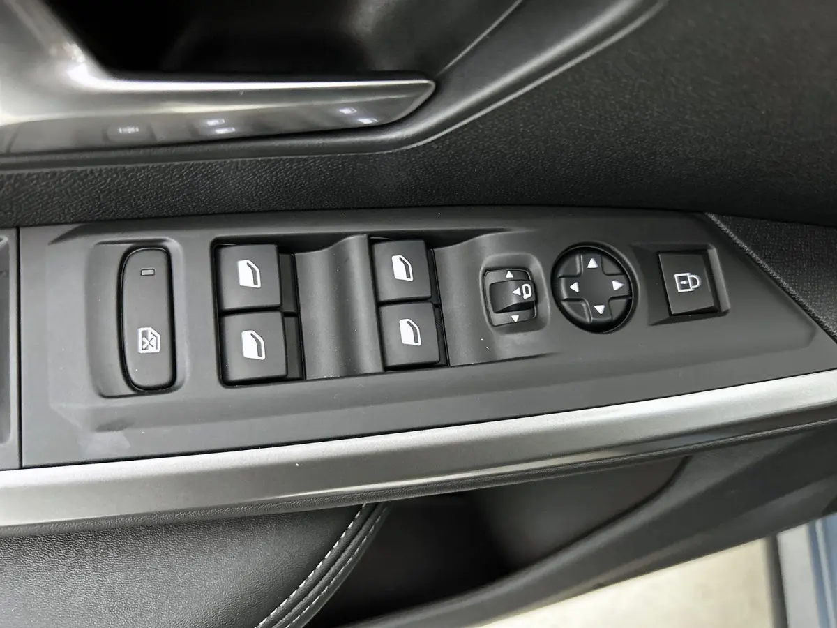 Allure Avantage 210pk 73 kWh Automaat | Navigatie | Accu 99% | Adaptieve Cruise Control | Stoelverwarming | Dodehoek Bewaking | Apple Carplay/Android Auto |
