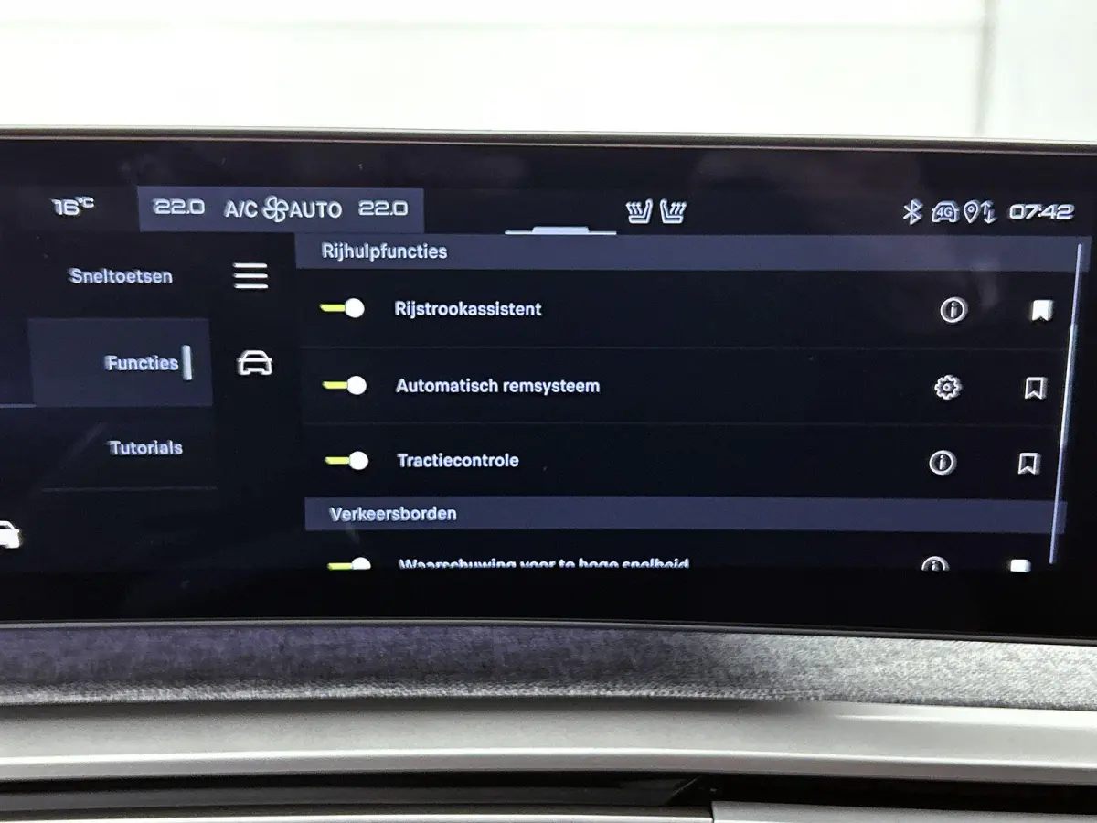 Allure Avantage 210pk 73 kWh Automaat | Navigatie | Accu 99% | Adaptieve Cruise Control | Stoelverwarming | Dodehoek Bewaking | Apple Carplay/Android Auto |