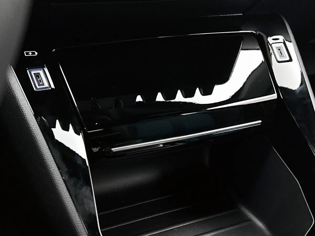 1.2 Envy 110pk Automaat Nefkens Edition | Tot 8 Jaar Garantie | Camera Voor + Achter | Navigatie | Climate Control | Adaptieve Cruise Control | Dodehoekdetectie | 16"LMV | LED |