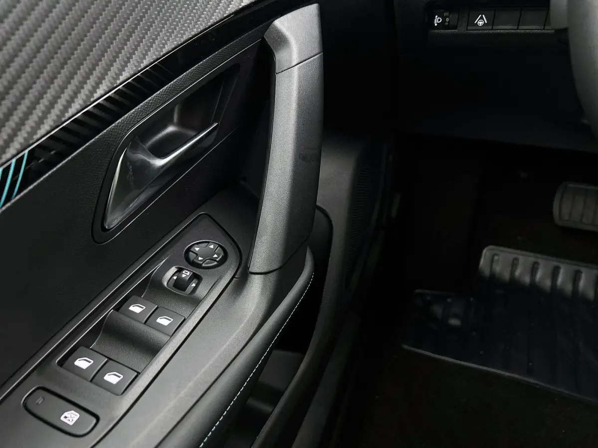 1.2 Envy 110pk Automaat Nefkens Edition | Tot 8 Jaar Garantie | Camera Voor + Achter | Navigatie | Climate Control | Adaptieve Cruise Control | Dodehoekdetectie | 16"LMV | LED |