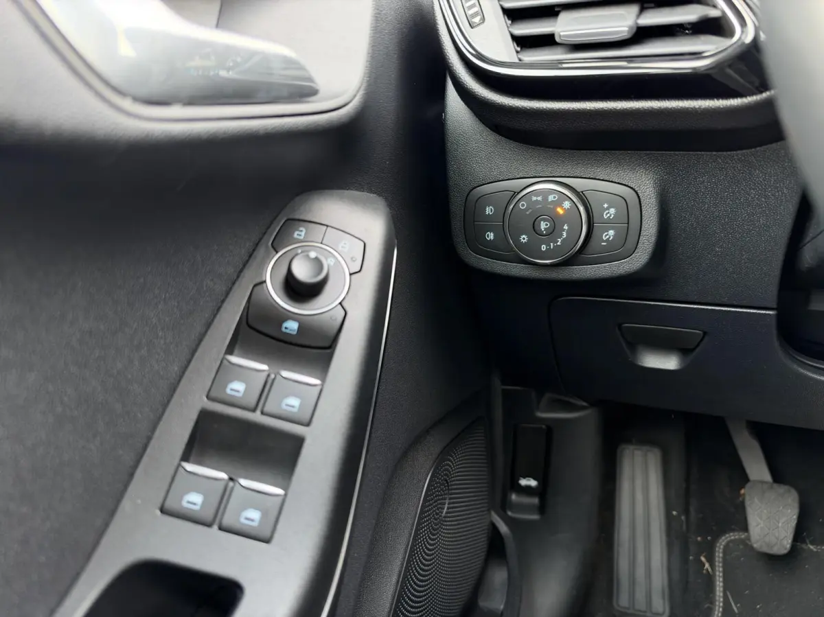 1.0 EcoBoost Titanium | LED | CarPlay | Navigatie | Cruise | Climate | Lichtmetaal | Sensoren