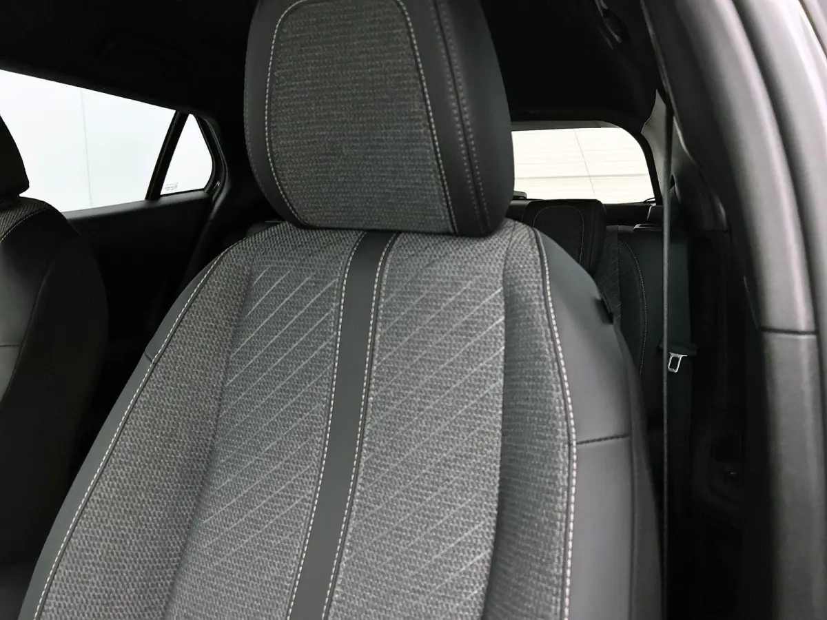 1.2 Hybrid 145pk Allure Automaat | Tot 8 Jaar Garantie | Adaptieve Cruise Control | LED | 17"LMV | Climate Control | Camera Voor + Achter | Dodehoekdetectie | Apple Carplay/Android Auto |
