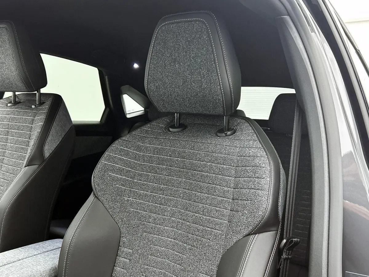 1.2 Hybrid 145pk Allure Automaat | Tot 8 Jaar Garantie | Navigatie | Adaptieve Cruise Control | Stoelverwarming | 360 Camera | LMV | AppleCarPlay/AndroidAuto | Climate Control | Virt.Cockpit