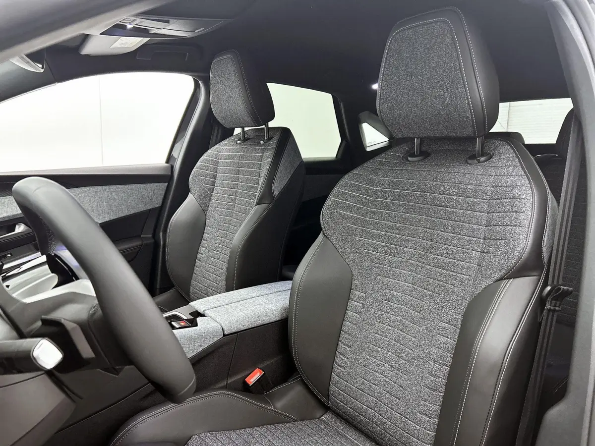 1.2 Hybrid 145pk Allure Automaat | Tot 8 Jaar Garantie | Navigatie | Adaptieve Cruise Control | Stoelverwarming | 360 Camera | LMV | AppleCarPlay/AndroidAuto | Climate Control | Virt.Cockpit