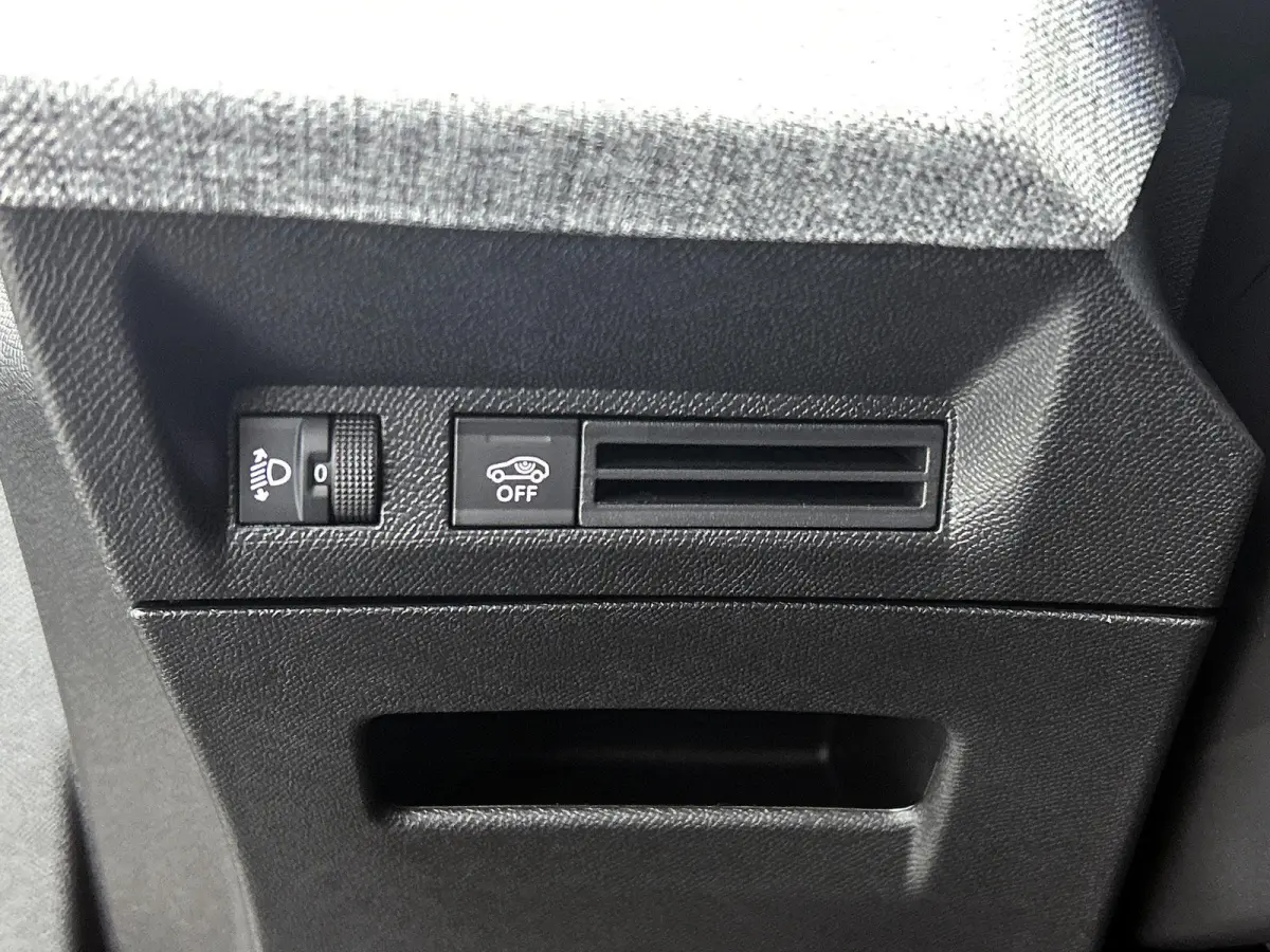 1.2 Hybrid 145pk Allure Automaat | Tot 8 Jaar Garantie | Navigatie | Adaptieve Cruise Control | Stoelverwarming | 360 Camera | LMV | AppleCarPlay/AndroidAuto | Climate Control | Virt.Cockpit
