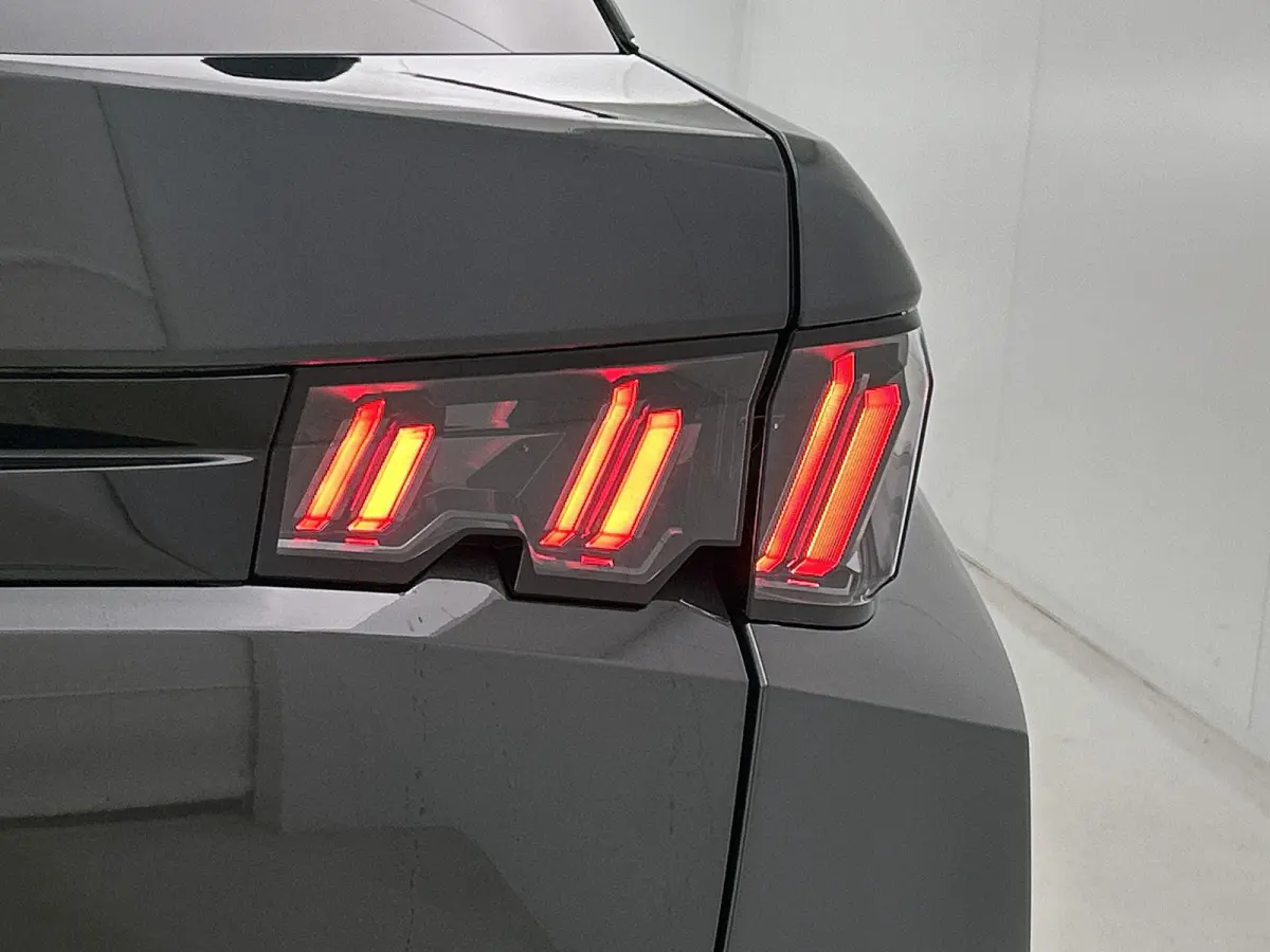 1.2 Hybrid 145pk Allure Automaat | Tot 8 Jaar Garantie | Navigatie | Adaptieve Cruise Control | Stoelverwarming | 360 Camera | LMV | AppleCarPlay/AndroidAuto | Climate Control | Virt.Cockpit