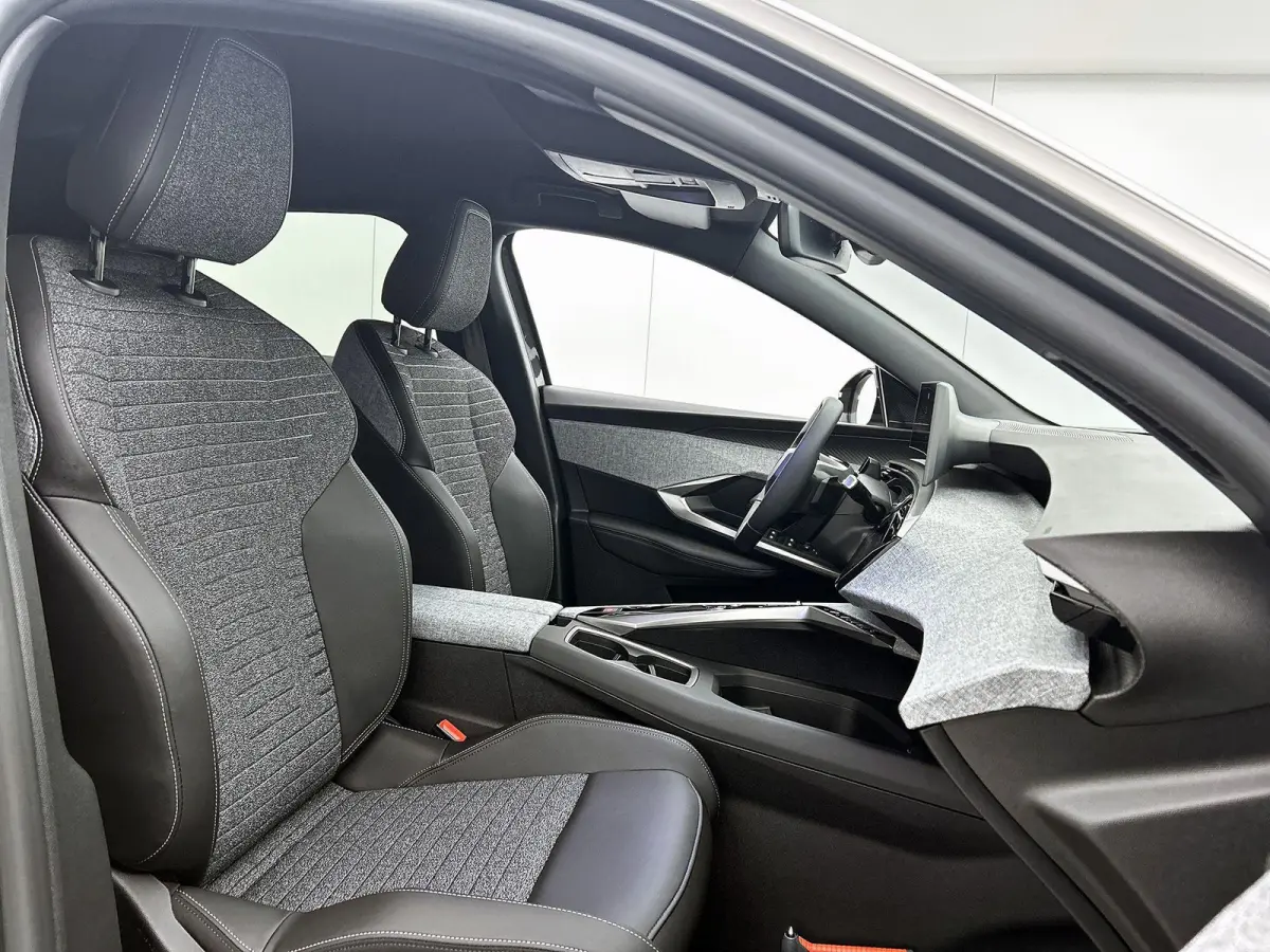 1.2 Hybrid 145pk Allure Automaat | Tot 8 Jaar Garantie | Navigatie | Adaptieve Cruise Control | Stoelverwarming | 360 Camera | LMV | AppleCarPlay/AndroidAuto | Climate Control | Virt.Cockpit