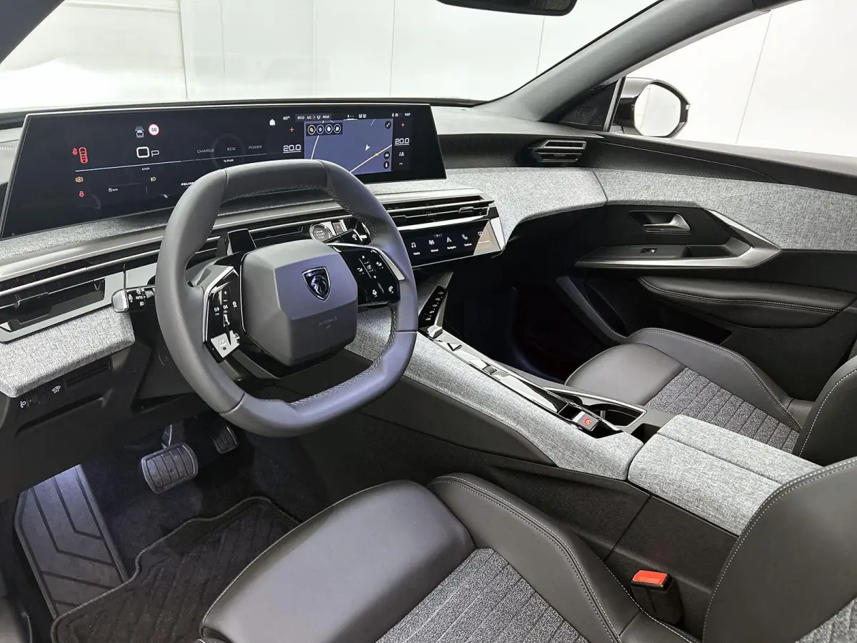 1.2 Hybrid 145pk Allure Automaat | Tot 8 Jaar Garantie | Navigatie | Adaptieve Cruise Control | Stoelverwarming | 360 Camera | LMV | AppleCarPlay/AndroidAuto | Climate Control | Virt.Cockpit