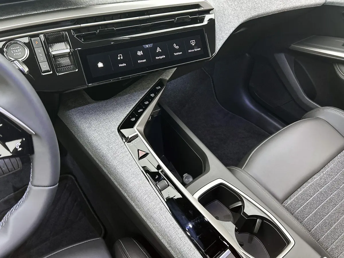 1.2 Hybrid 145pk Allure Automaat | Tot 8 Jaar Garantie | Navigatie | Adaptieve Cruise Control | Stoelverwarming | 360 Camera | LMV | AppleCarPlay/AndroidAuto | Climate Control | Virt.Cockpit