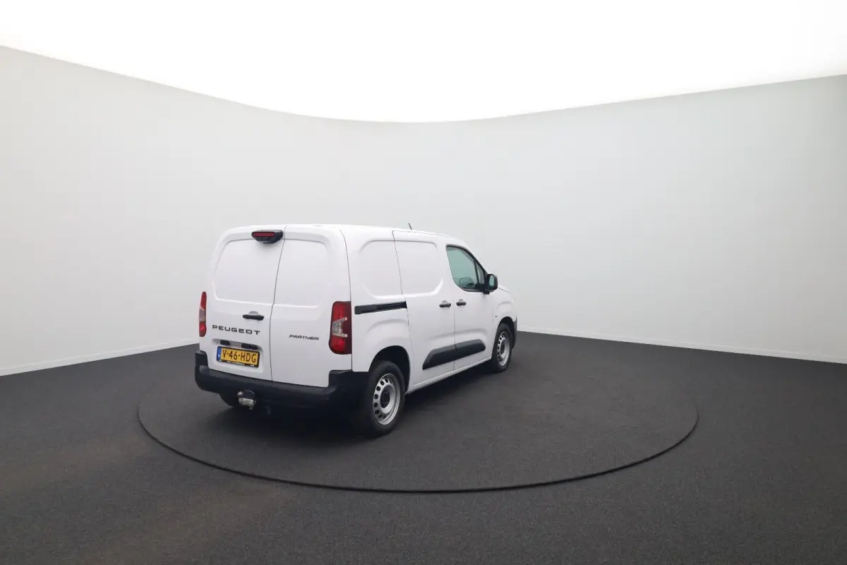 1.5 BlueHDi 130 EAT8 S&S L1 | All season banden | Trekhaak | Dodehoekbewaking | Suroundview |  | Achteruitrijcamera | Airco | Apple Carplay/Android Auto|telefoonintegratie premium