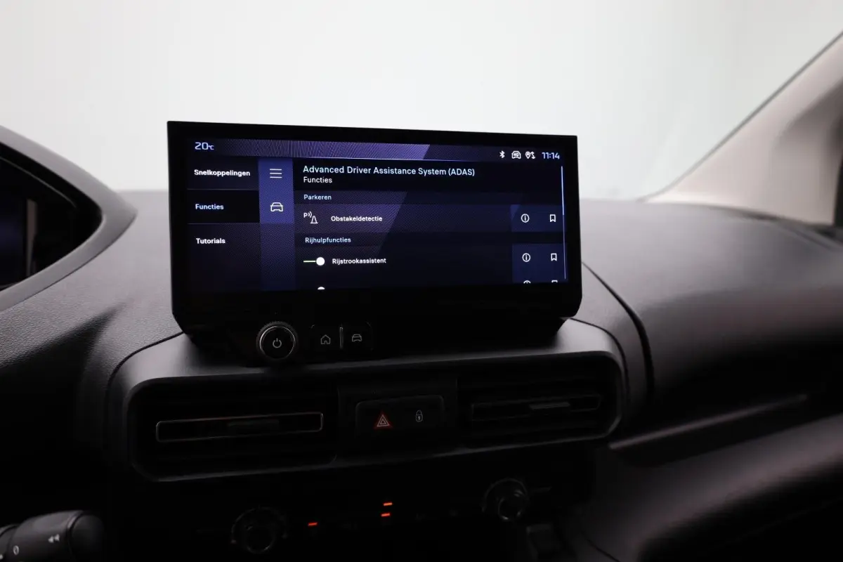 1.5 BlueHDi 130 EAT8 S&S L1 | All season banden | Trekhaak | Dodehoekbewaking | Suroundview |  | Achteruitrijcamera | Airco | Apple Carplay/Android Auto|telefoonintegratie premium
