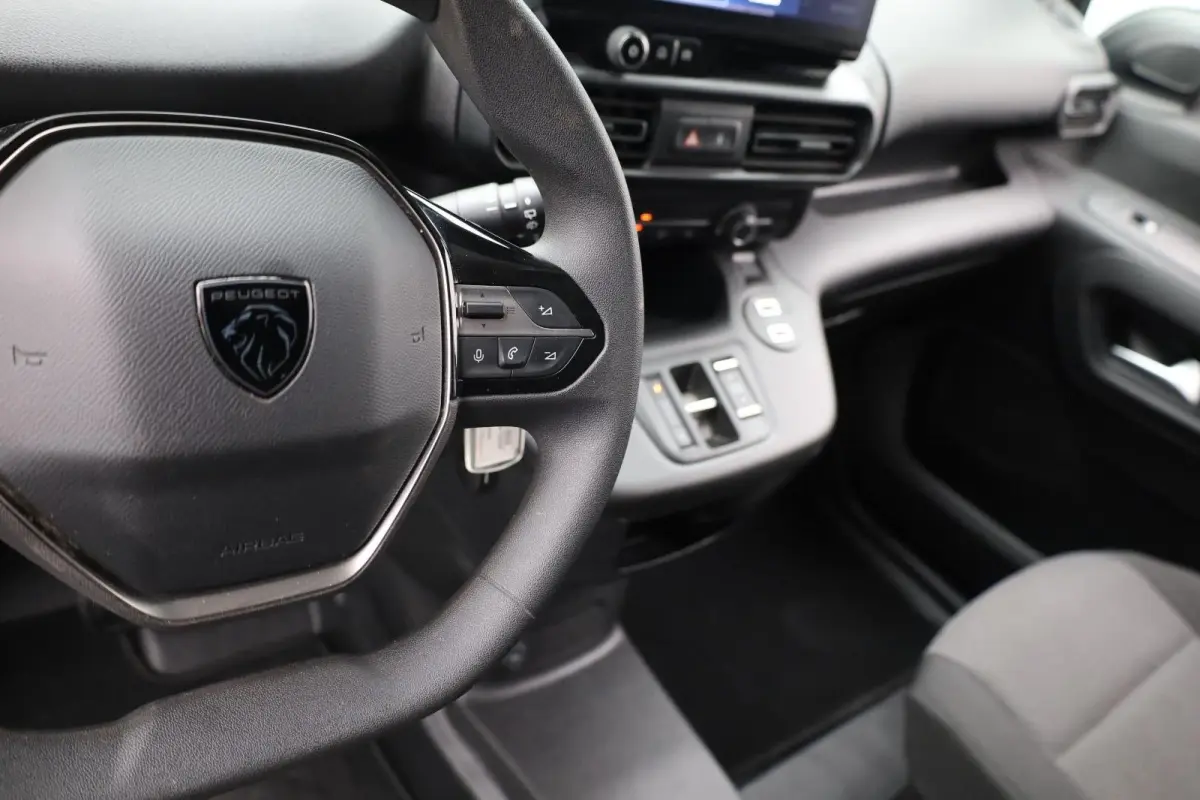 1.5 BlueHDi 130 EAT8 S&S L1 | All season banden | Trekhaak | Dodehoekbewaking | Suroundview |  | Achteruitrijcamera | Airco | Apple Carplay/Android Auto|telefoonintegratie premium