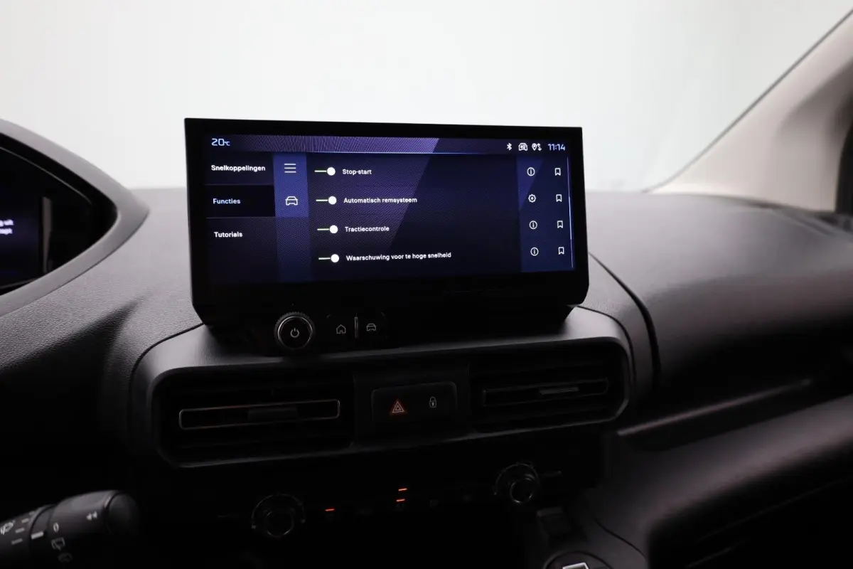 1.5 BlueHDi 130 EAT8 S&S L1 | All season banden | Trekhaak | Dodehoekbewaking | Suroundview |  | Achteruitrijcamera | Airco | Apple Carplay/Android Auto|telefoonintegratie premium