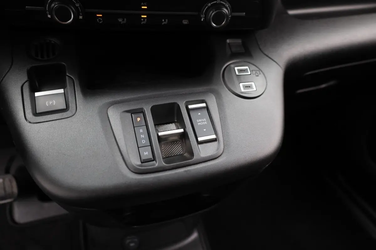 1.5 BlueHDi 130 EAT8 S&S L1 | All season banden | Trekhaak | Dodehoekbewaking | Suroundview |  | Achteruitrijcamera | Airco | Apple Carplay/Android Auto|telefoonintegratie premium