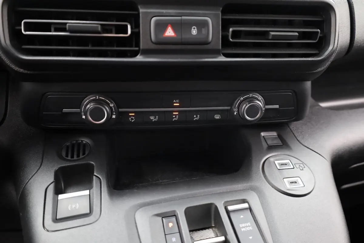 1.5 BlueHDi 130 EAT8 S&S L1 | All season banden | Trekhaak | Dodehoekbewaking | Suroundview |  | Achteruitrijcamera | Airco | Apple Carplay/Android Auto|telefoonintegratie premium