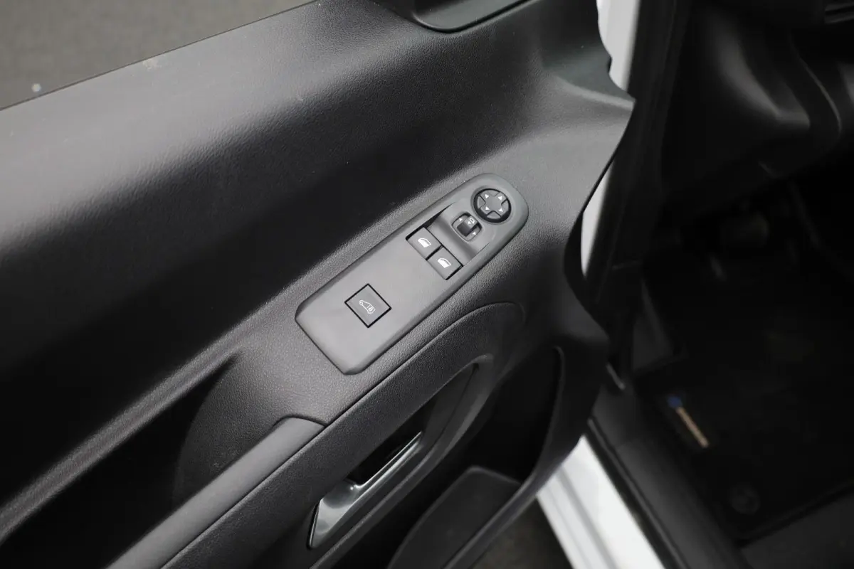1.5 BlueHDi 130 EAT8 S&S L1 | All season banden | Trekhaak | Dodehoekbewaking | Suroundview |  | Achteruitrijcamera | Airco | Apple Carplay/Android Auto|telefoonintegratie premium