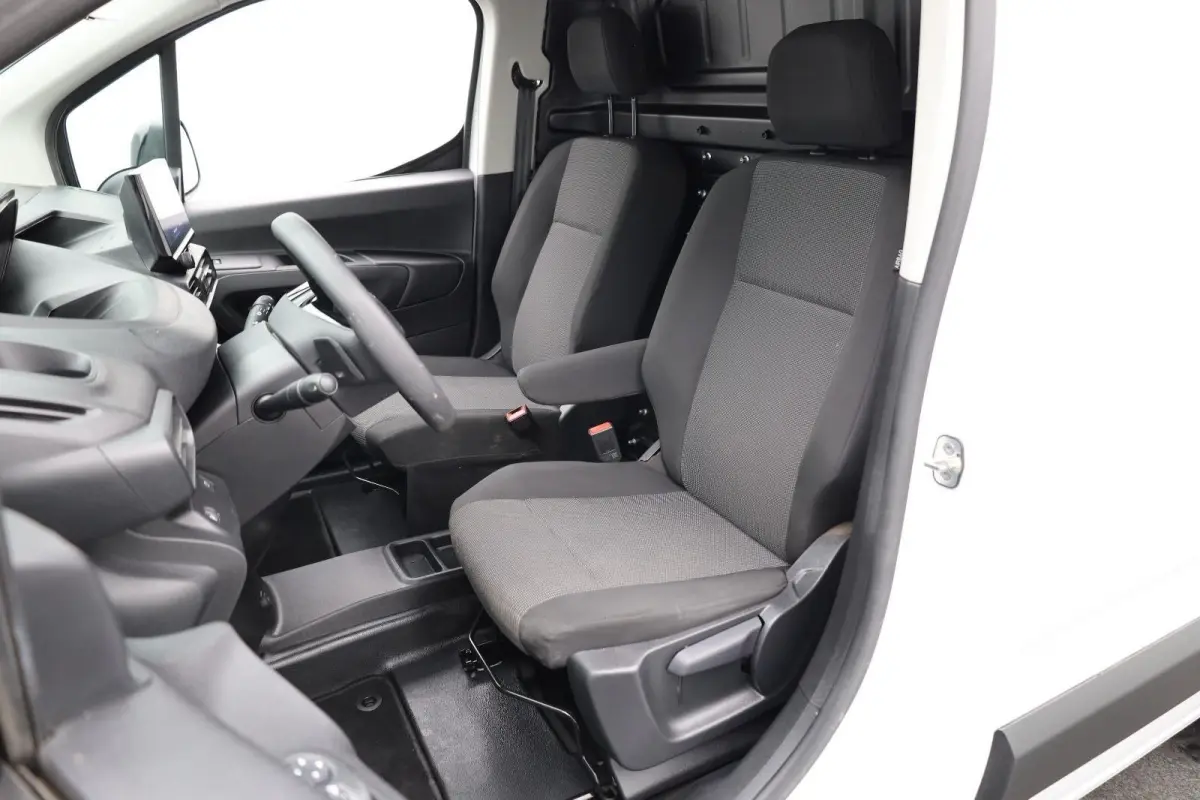 1.5 BlueHDi 130 EAT8 S&S L1 | All season banden | Trekhaak | Dodehoekbewaking | Suroundview |  | Achteruitrijcamera | Airco | Apple Carplay/Android Auto|telefoonintegratie premium