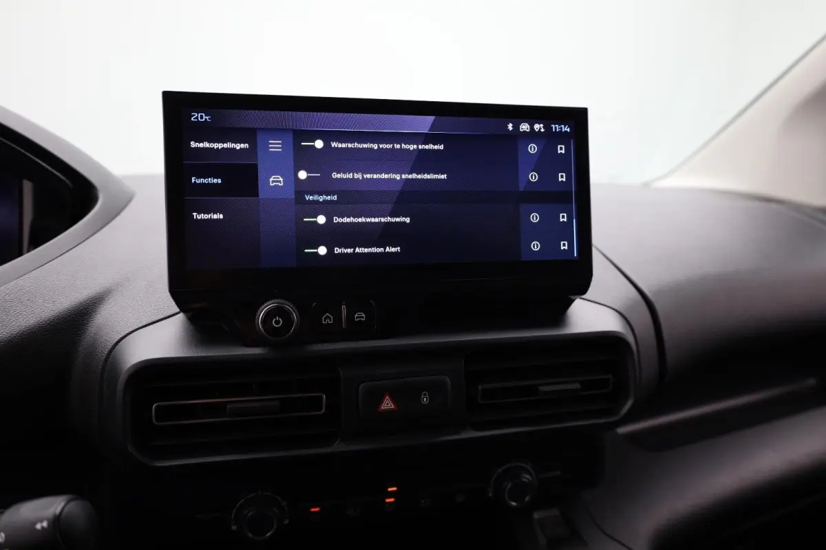 1.5 BlueHDi 130 EAT8 S&S L1 | All season banden | Trekhaak | Dodehoekbewaking | Suroundview |  | Achteruitrijcamera | Airco | Apple Carplay/Android Auto|telefoonintegratie premium