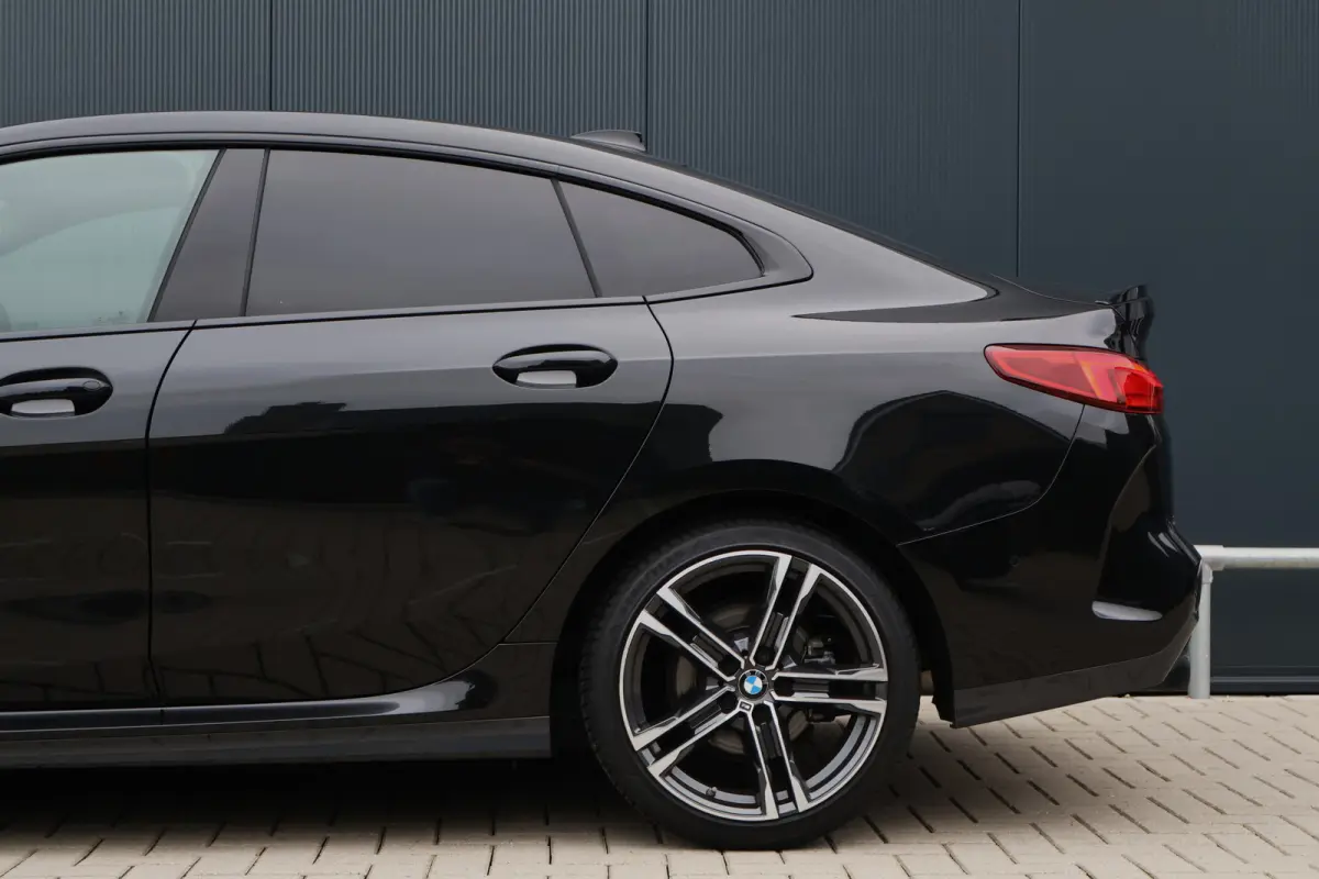 218i M-Sport Executive Edition Automaat | Camera | Apple Carplay / Android Auto | 18 Inch | HiFi Audio