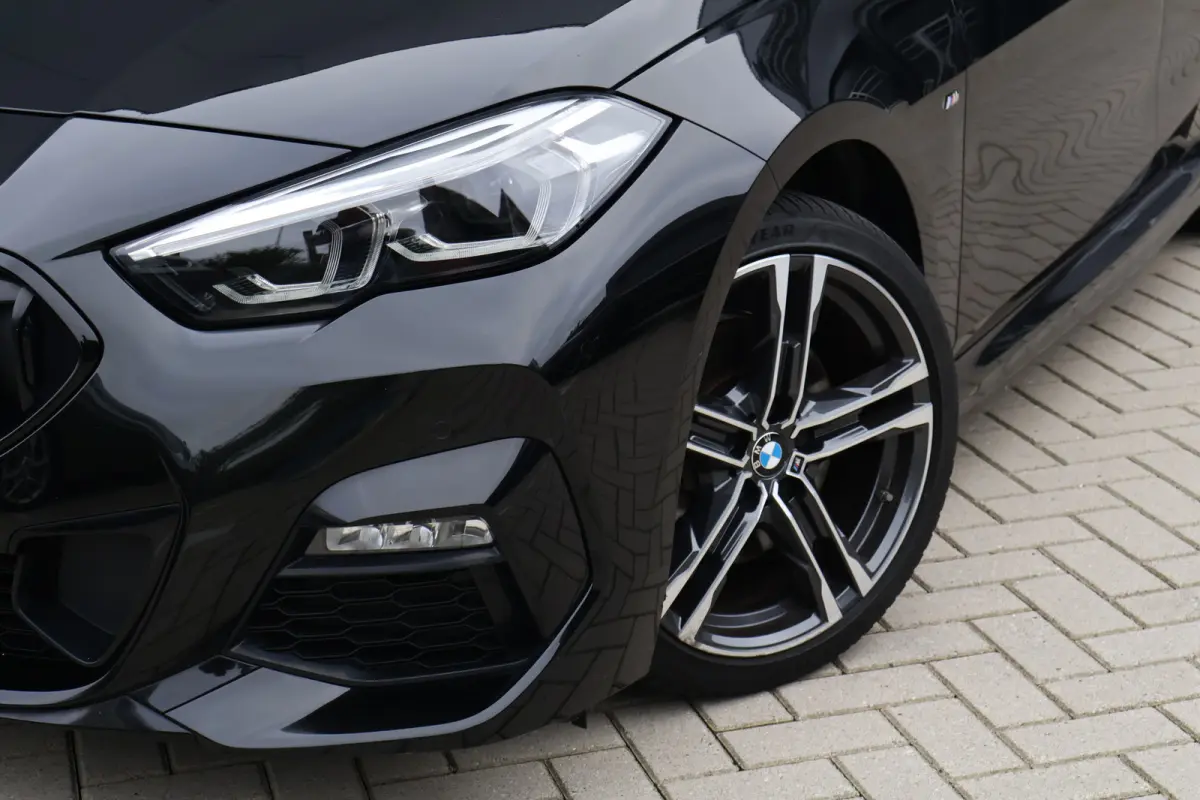 218i M-Sport Executive Edition Automaat | Camera | Apple Carplay / Android Auto | 18 Inch | HiFi Audio