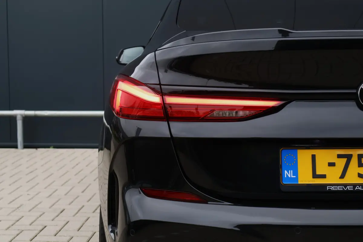 218i M-Sport Executive Edition Automaat | Camera | Apple Carplay / Android Auto | 18 Inch | HiFi Audio