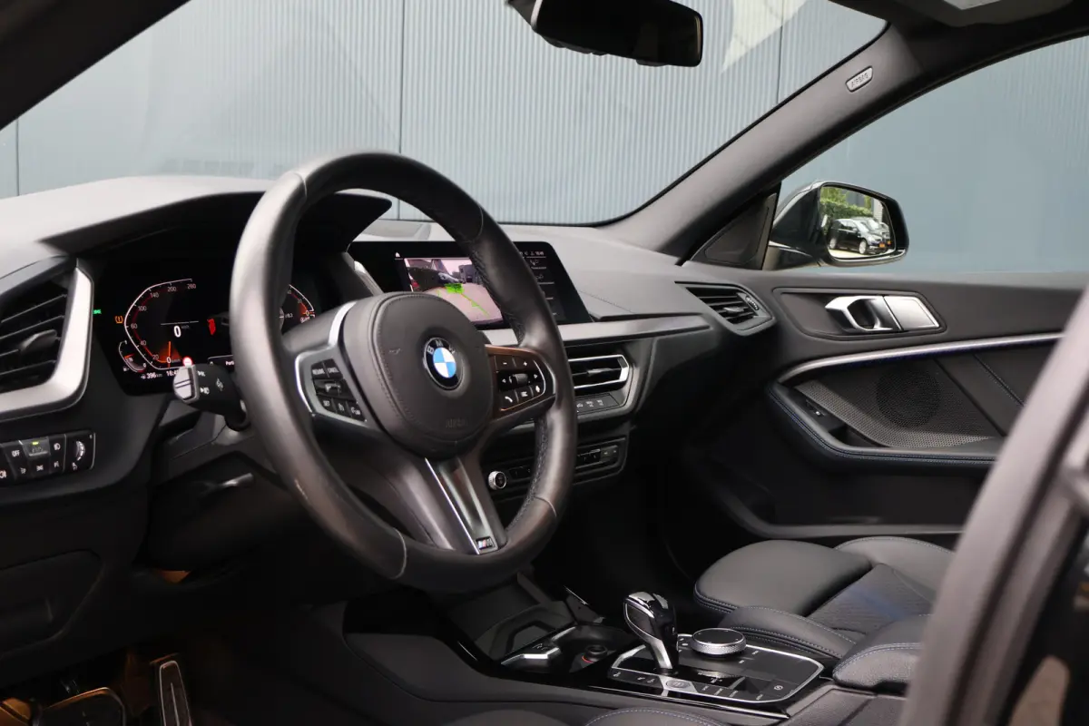 218i M-Sport Executive Edition Automaat | Camera | Apple Carplay / Android Auto | 18 Inch | HiFi Audio
