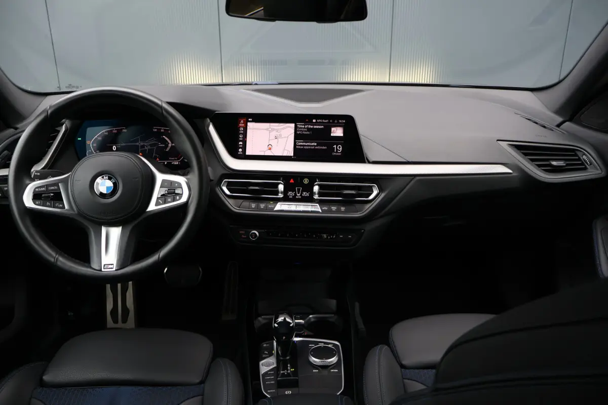 218i M-Sport Executive Edition Automaat | Camera | Apple Carplay / Android Auto | 18 Inch | HiFi Audio