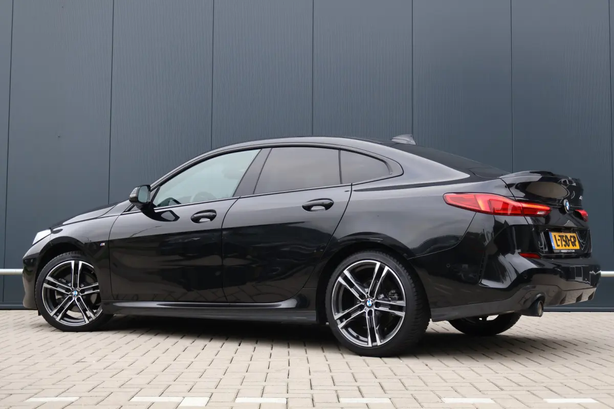 218i M-Sport Executive Edition Automaat | Camera | Apple Carplay / Android Auto | 18 Inch | HiFi Audio