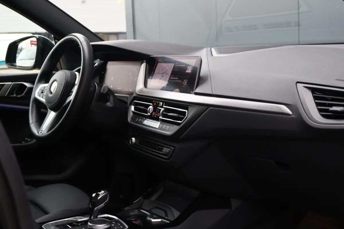 218i M-Sport Executive Edition Automaat | Camera | Apple Carplay / Android Auto | 18 Inch | HiFi Audio