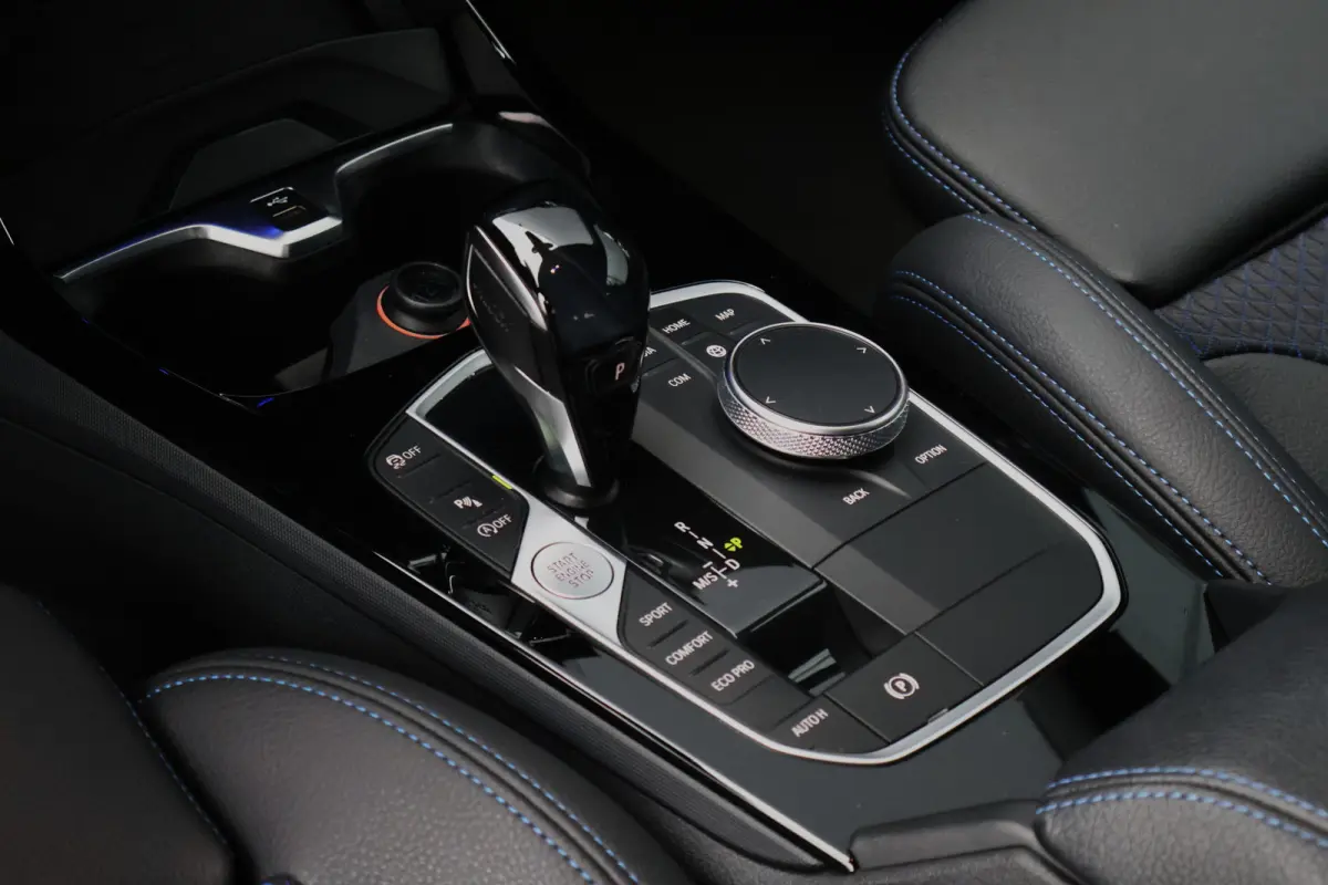 218i M-Sport Executive Edition Automaat | Camera | Apple Carplay / Android Auto | 18 Inch | HiFi Audio