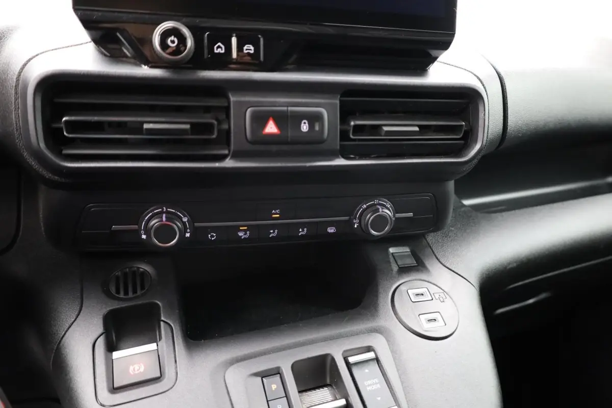 1.5 BlueHDi 130 EAT8 S&S L1 All season banden | Trekhaak | Dodehoekbewaking | Suroundview | Achteruitrijcamera | Airco | Apple Carplay/Android Auto|telefoonintegratie premium