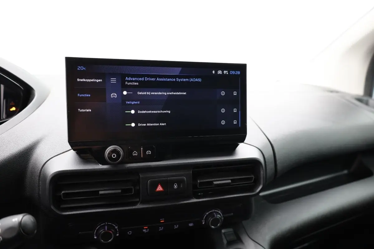 1.5 BlueHDi 130 EAT8 S&S L1 All season banden | Trekhaak | Dodehoekbewaking | Suroundview | Achteruitrijcamera | Airco | Apple Carplay/Android Auto|telefoonintegratie premium