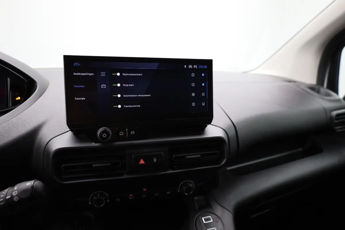 1.5 BlueHDi 130 EAT8 S&S L1 All season banden | Trekhaak | Dodehoekbewaking | Suroundview | Achteruitrijcamera | Airco | Apple Carplay/Android Auto|telefoonintegratie premium