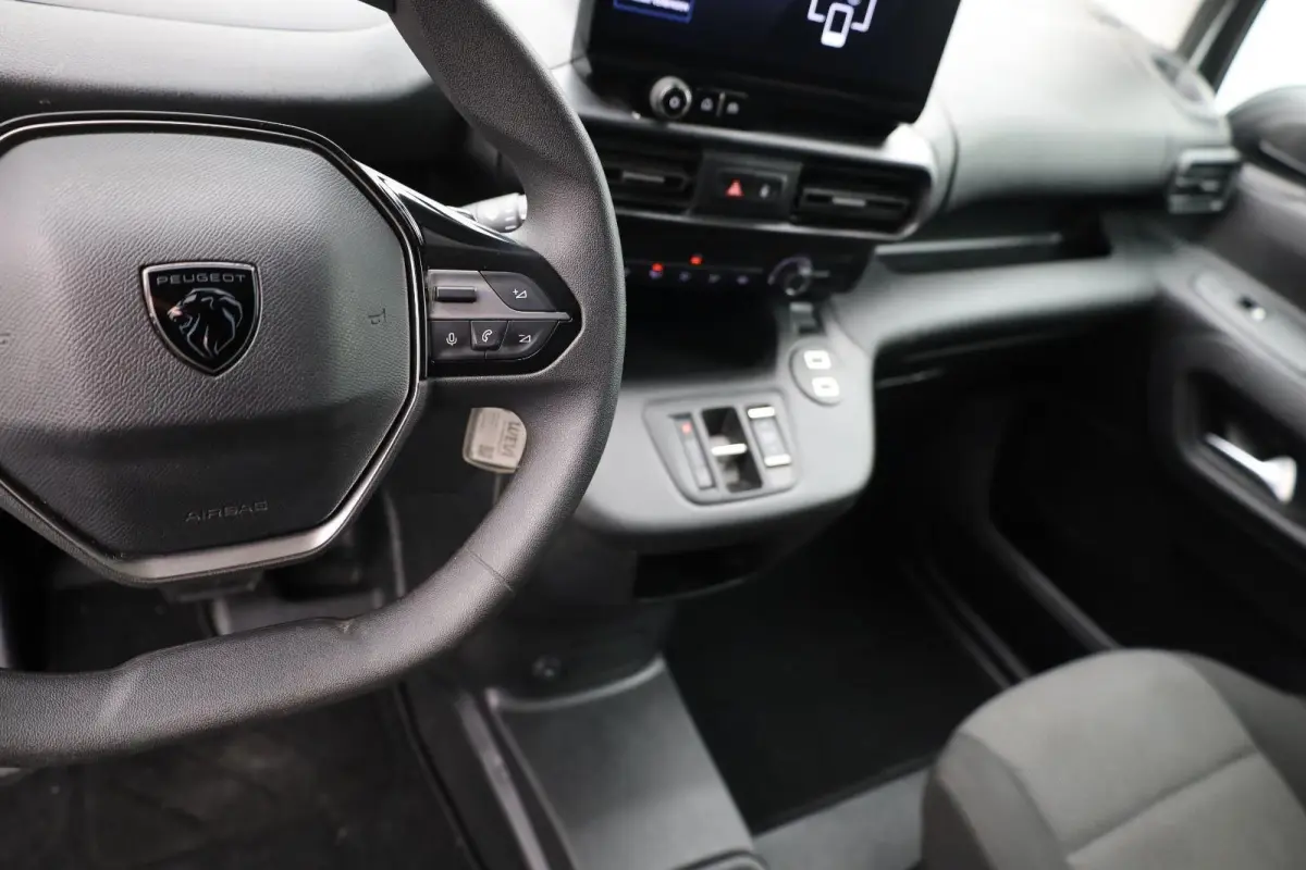 1.5 BlueHDi 130 EAT8 S&S L1 All season banden | Trekhaak | Dodehoekbewaking | Suroundview | Achteruitrijcamera | Airco | Apple Carplay/Android Auto|telefoonintegratie premium